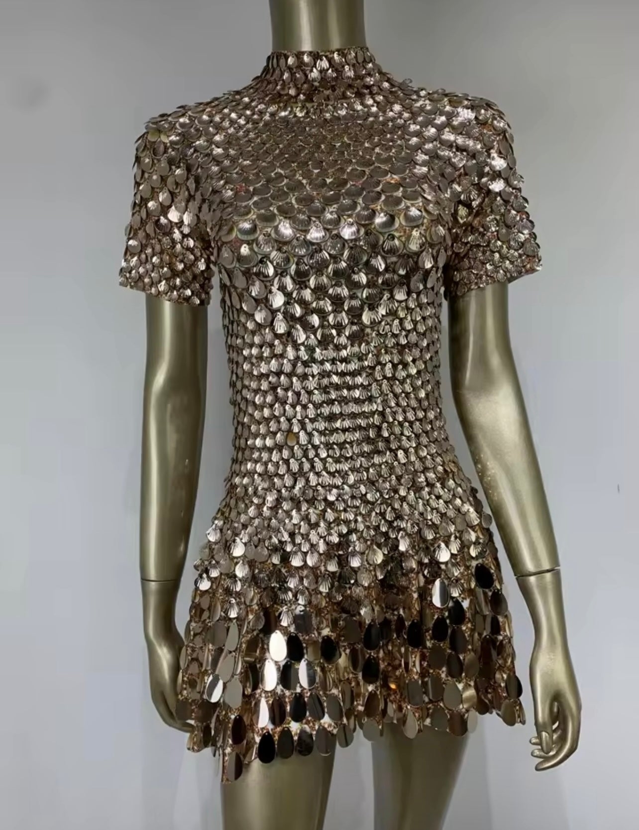Robe dorée ornée de sequins coquillages
