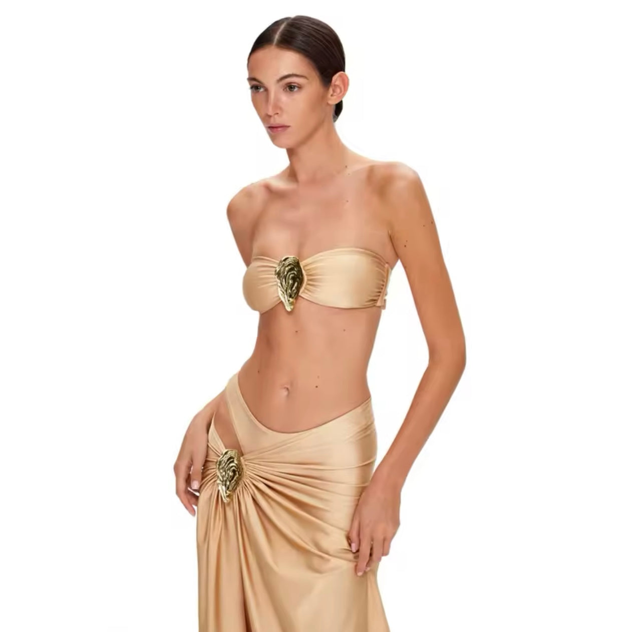 Ensemble bikini + jupe asymétrique avec détails dorés