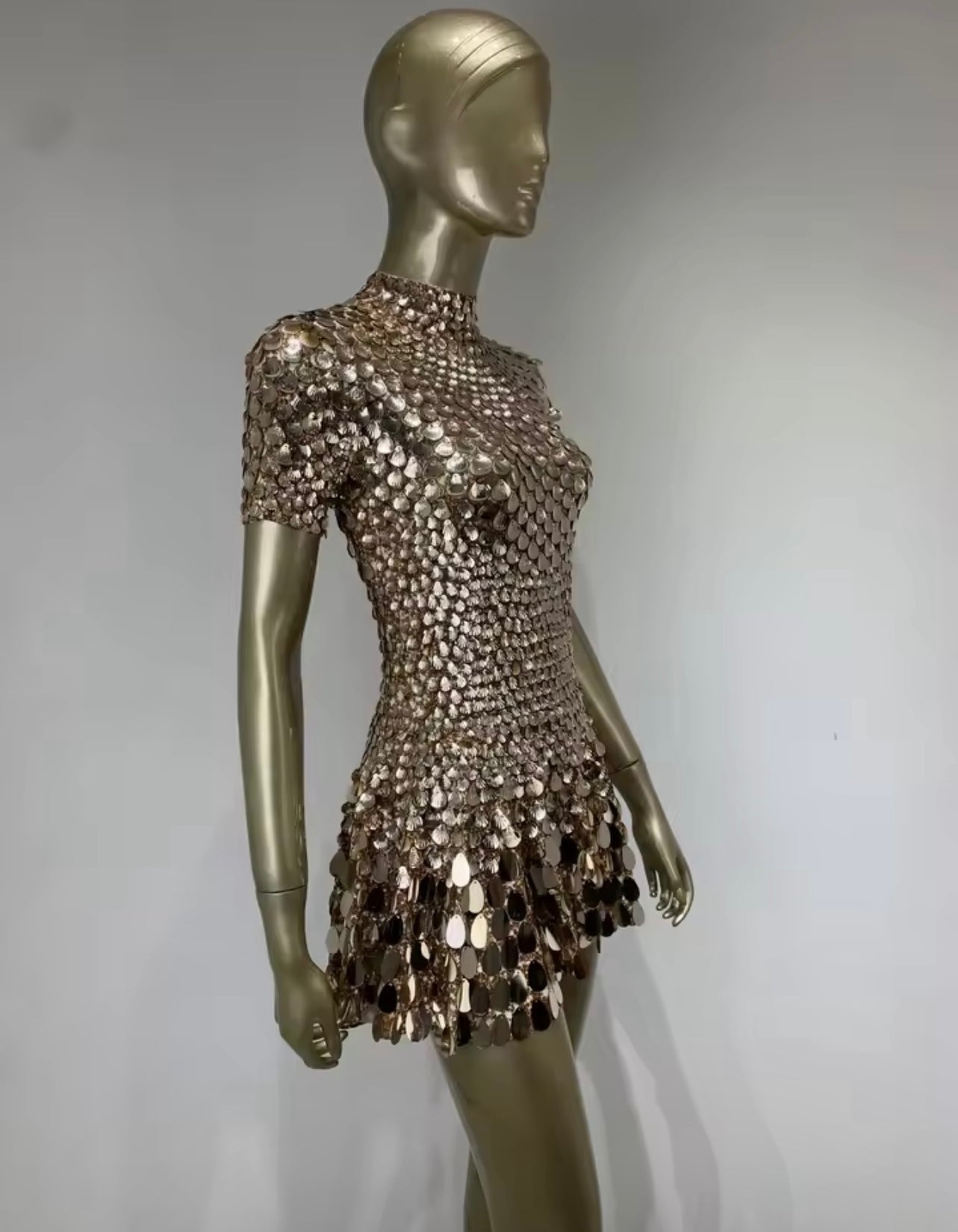 Robe dorée ornée de sequins coquillages