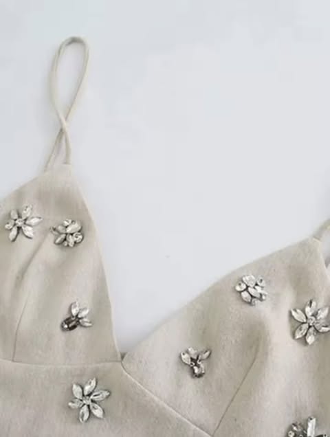 Robe courte beige avec fleurs en strass