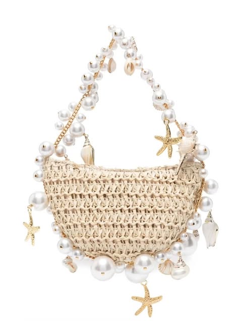 Sac à main en osier avec bandoulière de perles blanches et chaîne dorée