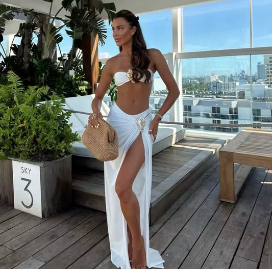 Ensemble bikini + jupe asymétrique avec détails dorés