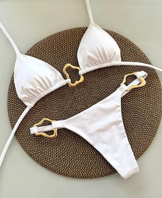 Bikini triangle avec anneaux dorés